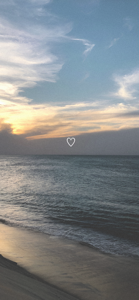 Fondo de pantalla del mar con un corazoncito para mujeres