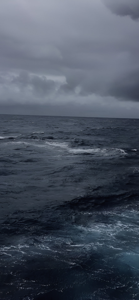 Fondo de pantalla del mar con tonalidad negro