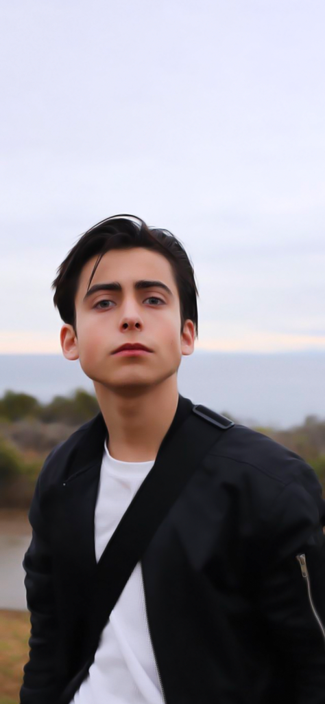 Fondos de pantalla de Aidan Gallagher con el cabello corto aesthetic