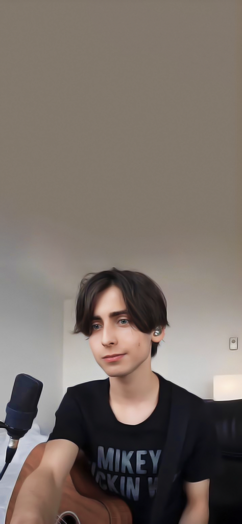 Fondos de pantalla de Aidan Gallagher tocando guitarrra