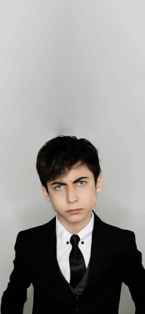 Fondos de pantalla de Aidan Gallagher con fondo gris