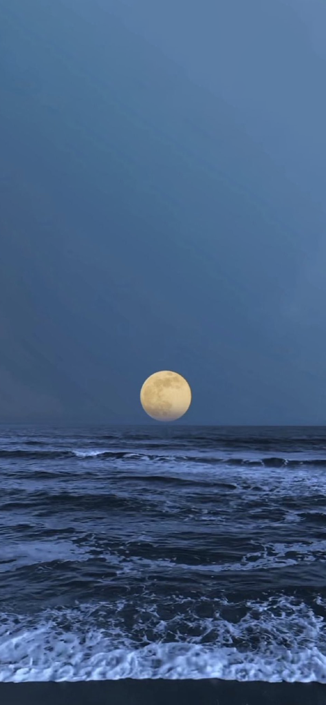 Fondo de pantalla de la luna con olas de mar aesthetic