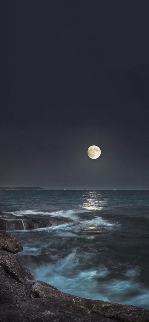 Fondo de pantalla de la luna en la playa