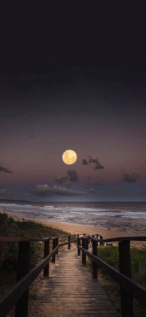Fondo de pantalla de la luna en la playa aesthetic