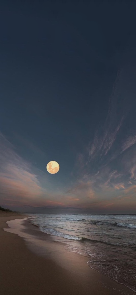 Fondo de pantalla de la luna en el mar aesthetic