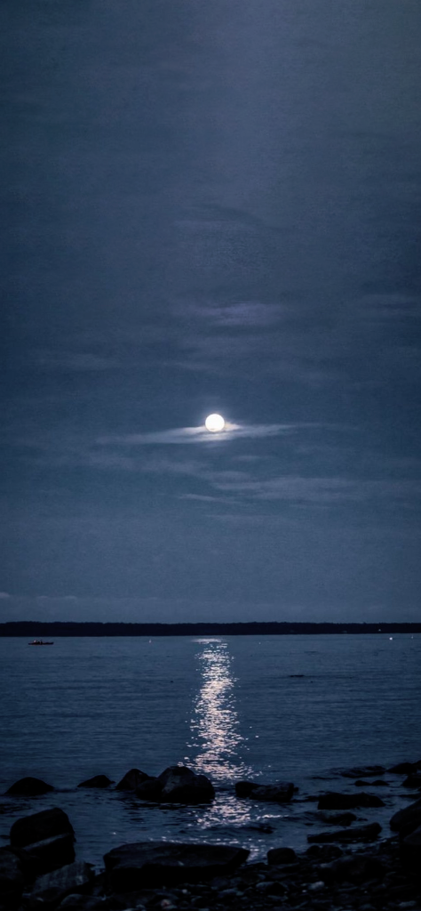 Fondo de pantalla de la luna en el mar bonito