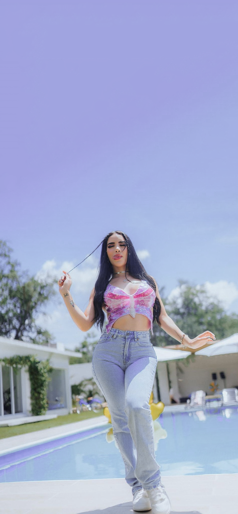 Fondos de Pantalla de Kimberly Loaiza en la alberca