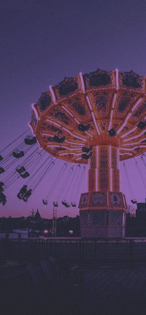 Fondo de pantalla aesthetic morado en un parque de diversiones