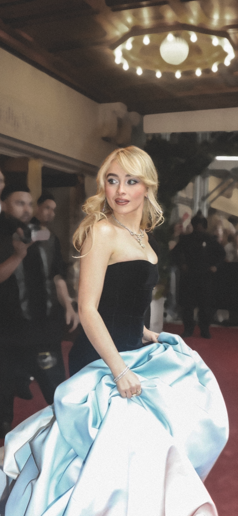 wallpaper para celular de sabrina carpenter en la met gala